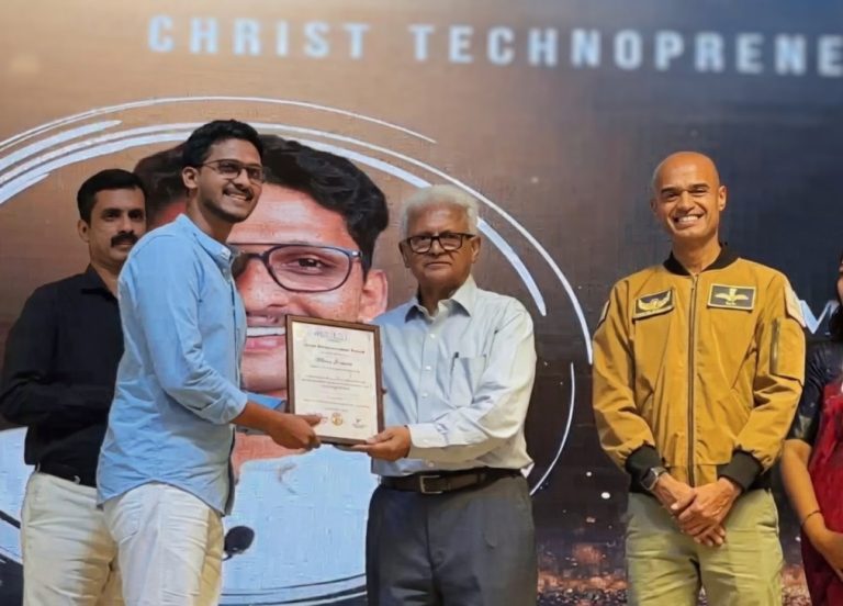 Mr. Manu Francis recieving the technopreneur award from Mr. Prasanth nair and Shri C Balagopal