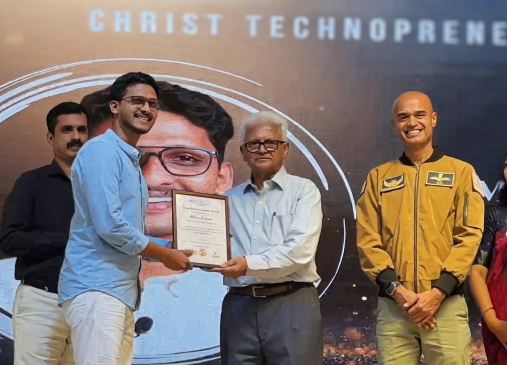 Mr. Manu Francis recieving the technopreneur award from Mr. Prasanth nair and Shri C Balagopal